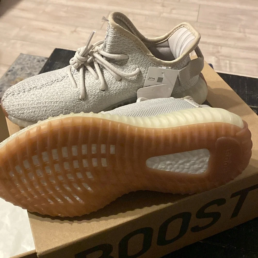 Yeezy Boost 350 V2 'Sesame' Size 5 men’s brand new condition with box, offer up - Picture 3 of 11